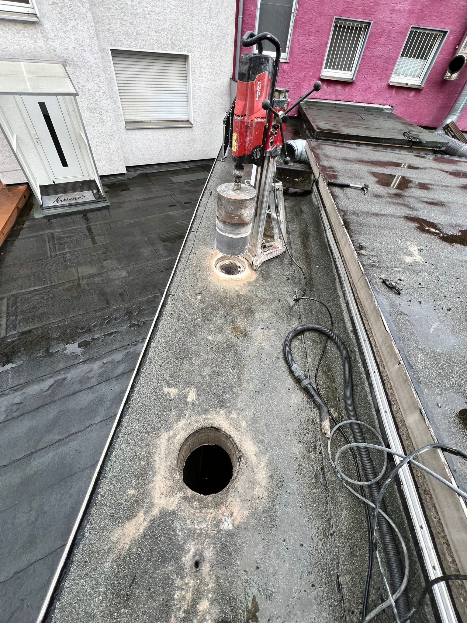 Kernbohrung Ø 100 mm in Mauerwerk, staubarme Nassbohrung mit Diamantkrone